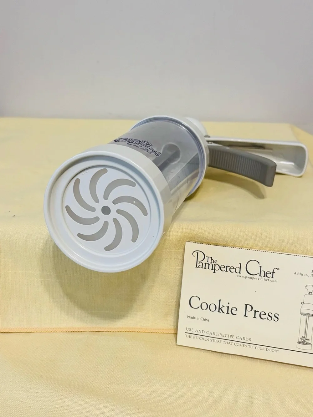 New 2003 Retired Pampered Chef  9 Cake Stencils & 2006 Cookie Press, 16 Discs